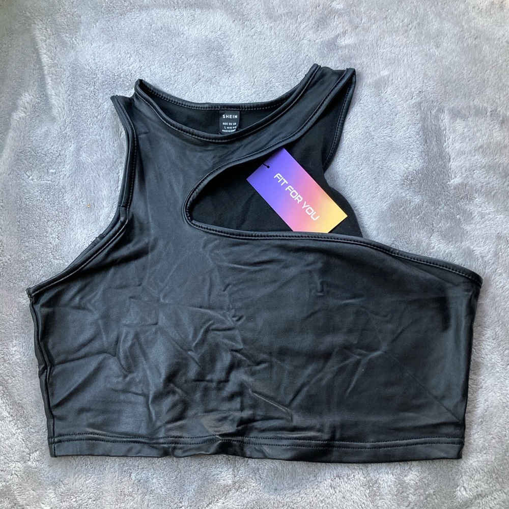 Crop top cut out shirt size L